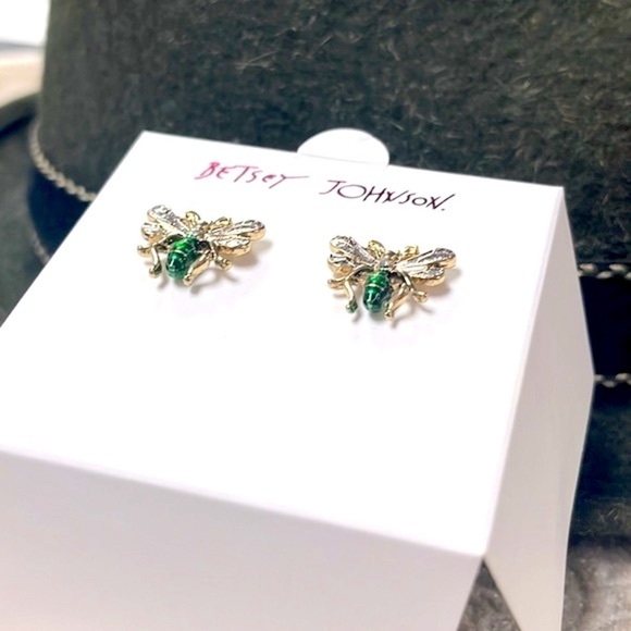 Brand New Betsey Johnson Gold Tone & Vibrant Green Fly Stud Post Earrings - Picture 11 of 12